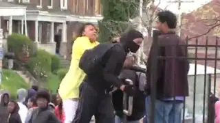 VIDEO: madre encuentra a su hijo protestando y lo regresa a casa a golpes