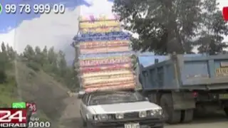 WhatsApp: conductores trasladan gran cantidad de colchones en el techo de sus vehículos