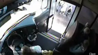 VIDEO: tres niños casi son atropellados al momento de subir al bus escolar