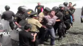 Policías agreden a tablistas por tratar de evitar arrojo de rocas en playa La Pampilla