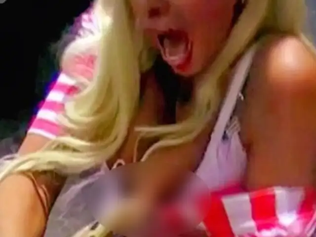 VIDEO: modelo es mordida por serpiente durante sesión de fotos