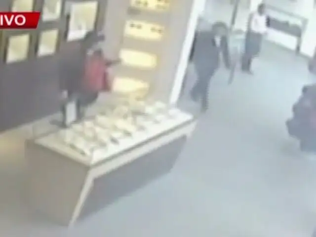 Ladrones roban relojes valorizados en 20 mil dólares en conocido centro comercial