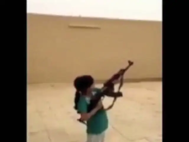 Arabia Saudita: niña con fusil AK-47 casi mata a camarógrafo