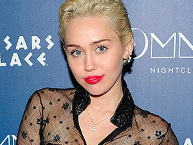 FOTOS: cantante Miley Cyrus promueve campaña haciendo semitopless