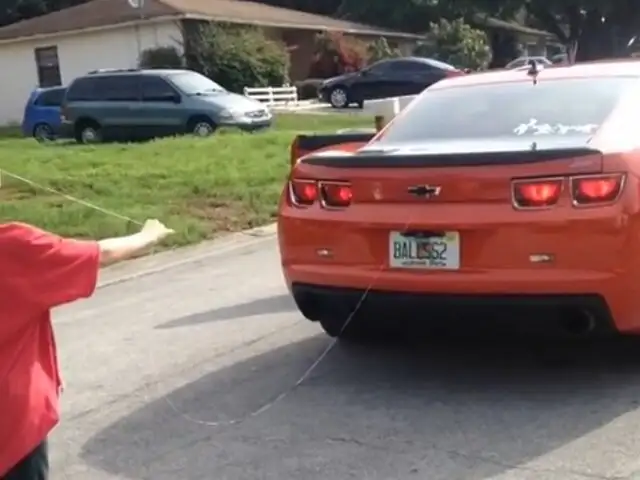 VIDEO : ¿Cómo sacar un diente con un auto deportivo?