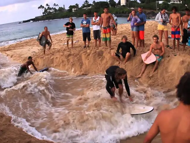 VIDEO : tablistas crean sus propias olas en Hawai