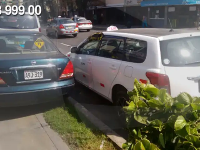 WhatsApp: autos toman veredas como cocheras interrumpiendo paso peatonal
