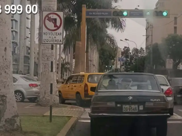 WhatsApp: autos voltean a la izquierda pese a letrero que lo prohíbe y complican tráfico