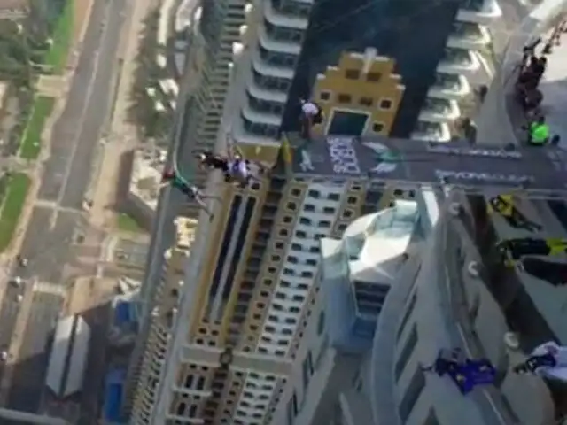 Dubái: deportistas extremos se lanzan de uno de los rascacielos más altos del mundo