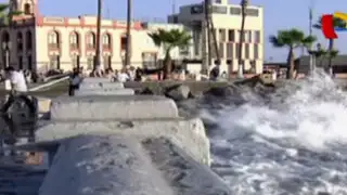 Callao: oleaje también inundó Plaza Grau de La Punta