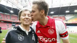En homenaje por su día: Jugadores del Ajax saltaron al campo con sus madres