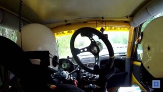 VIDEO: piloto pierde timón y continúa carrera con normalidad en Polonia