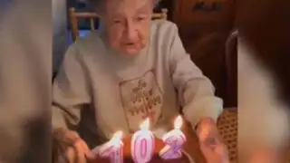 VIDEO: abuelita pierde dentadura al soplar velas por su cumpleaños