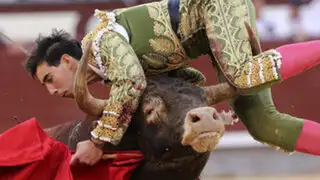 FOTOS: torero español grave tras recibir dos terribles cornadas en el cuello