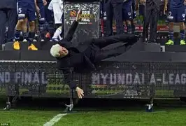 Presidente de la Federación Australiana de Fútbol sufrió caída durante ceremonia