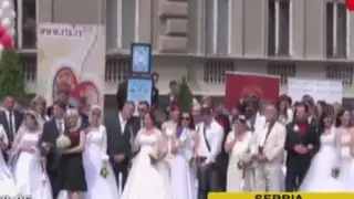 Al menos 100 parejas se casaron en tradicional matrimonio masivo en Serbia