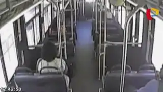 VIDEO: pasajeros logran escapar de bus segundos antes que tren los embista