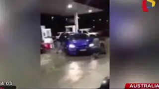 VIDEO: sujeto atropella a mujer tras fuerte discusión en una gasolinera