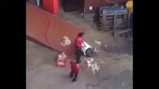 VIDEO: sorprenden a empleados de KFC lavando los pollos en el suelo