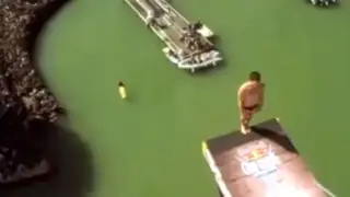 YouTube: hombre sufre terrible golpe al realizar clavado desde trampolín de 27 metros