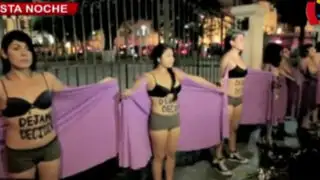 Activistas pro aborto se desnudan frente al Congreso de la República