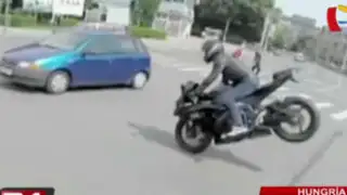 Hungría: motociclista impacta violentamente contra vehículo en marcha