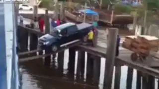 YouTube: conductor realiza arriesgada maniobra para evitar caer al río