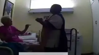 Impactantes imágenes: enfermera de asilo golpea sin piedad a una anciana