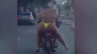 VIDEO: robusta mujer que viaja en moto con un diminuto bikini se vuelve viral
