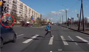 YouTube: este vehículo partió tabla de skater que se salvó de ser arrollado