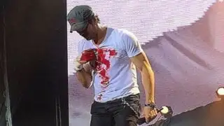 Enrique Iglesias se corta los dedos al manipular un drone en pleno concierto