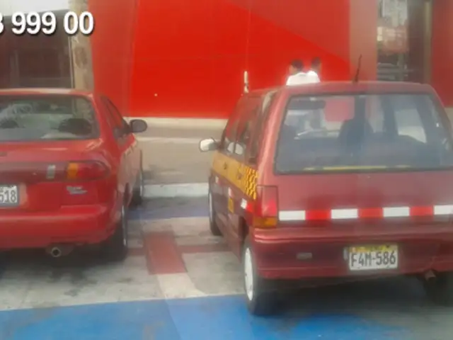 WhatsApp: dos autos se estacionan en zona preferencial de centro comercial