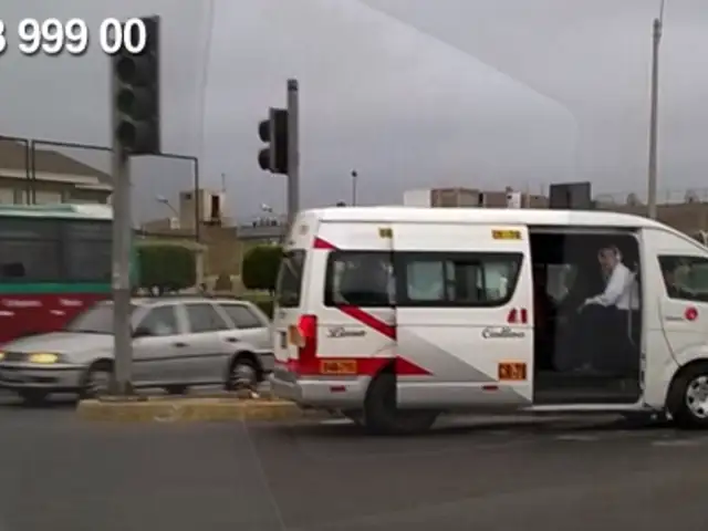 WhatsApp: combi de Orión se cuadra en la berma central para recoger pasajeros
