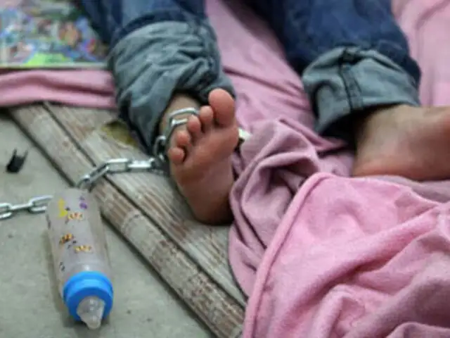 FOTOS: padres encadenan a niño para que no salga y cuide a sus hermanitos