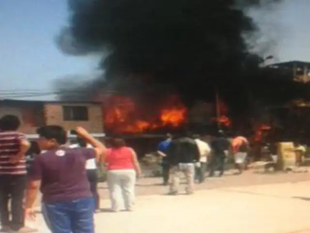 Incendio de proporciones consume tres viviendas en Villa El Salvador