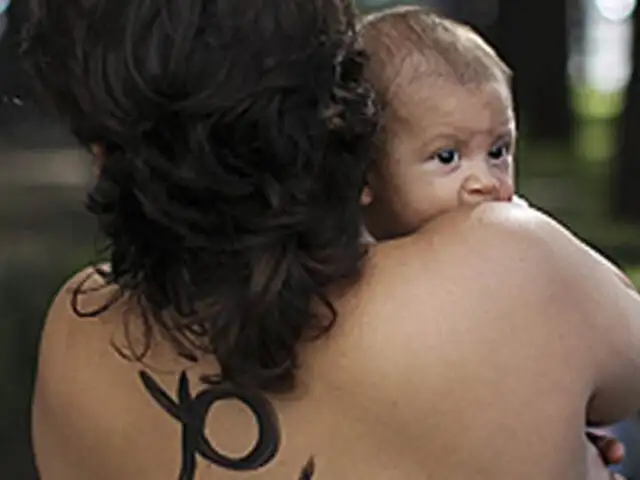 Argentinas protestan en topless exigiendo su derecho a elegir dónde dar a luz