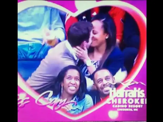 VIDEO: pareja terminó bañada en cerveza tras beso en la ‘Kiss Cam’