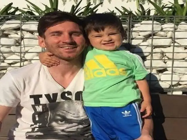 Lionel Messi celebra el título de la Liga BBVA con su hijo Thiago