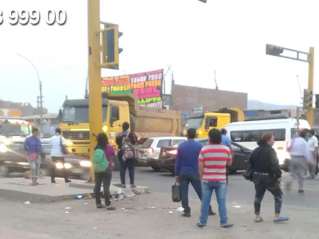 WhatsApp: semáforo malogrado agudiza el caos vehicular en la Panamericana Norte