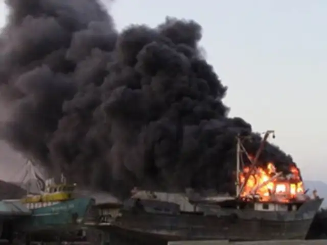 Áncash: barco pesquero que estaba en reparación se incendió en puerto de Huarmey