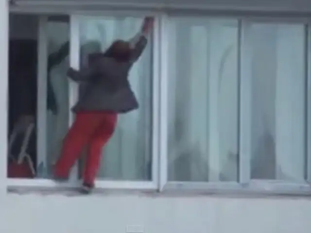 VIDEO : mujer limpia las lunas de un noveno piso de forma temeraria
