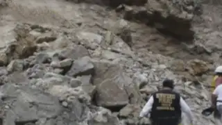 Deslizamiento de piedras en cerro sepulta vehículo con al menos 17 ocupantes en Churín
