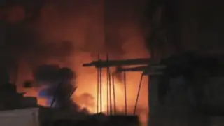 Pavoroso incendio consumió almacén de material reciclado en San Luis