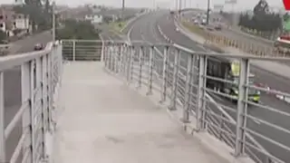 Insólito: puente peatonal para discapacitados no tienen rampa en uno de sus extremos