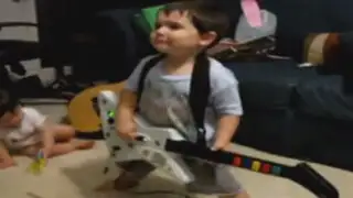 YouTube: niño causa sensación al 'tocar' la guitarra como todo un 'rockstar'