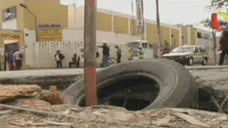 SMP: enorme forado frente a hospital pone en riesgo a peatones y vehículos