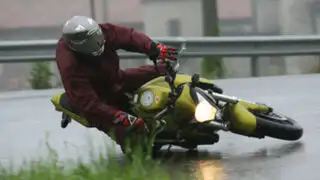 Hombre sufre aparatoso accidente al hacer imprudente maniobra con mototicleta