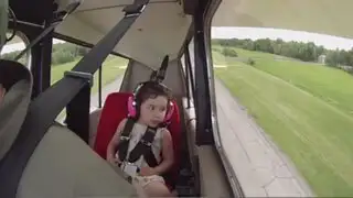 La risa nerviosa de una niña en su primer vuelo acrobático que es viral en YouTube