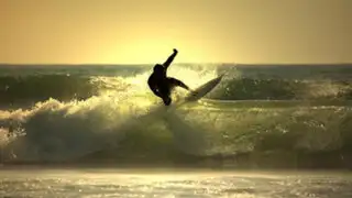 YouTube : ¿Pueden surfear 66 personas sobre una misma tabla?