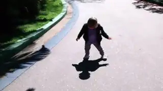 Youtube : niña llora al ver su sombra por primera vez